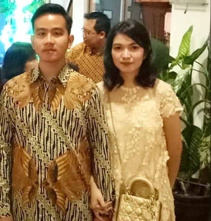 Penampilan anggun Selvi Ananda menantu Presiden Jokowi pakai tas branded harga puluhan juta rupiah saat pergi kondangan