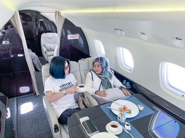 Bukan Baju Jutaan Rupiah, Syahrini Tak Malu Kepergok Pakai Kaus Jualannya Seharha Rp150 Ribu Saat Naik Pesawat Jet Mewah