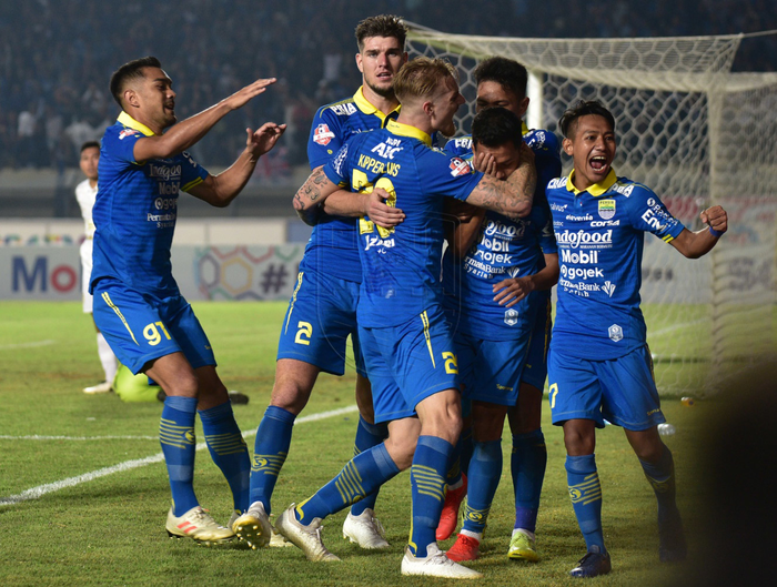 Pemain Persib Bandung merayakan gol yang dicetak oleh Erwin Ramdani saat laga melawan PSS Sleman pada pekan ke-17 Liga 1 2019 di Stadion Si Jalak Harupat, Bandung, Jumat (30/8/2019).