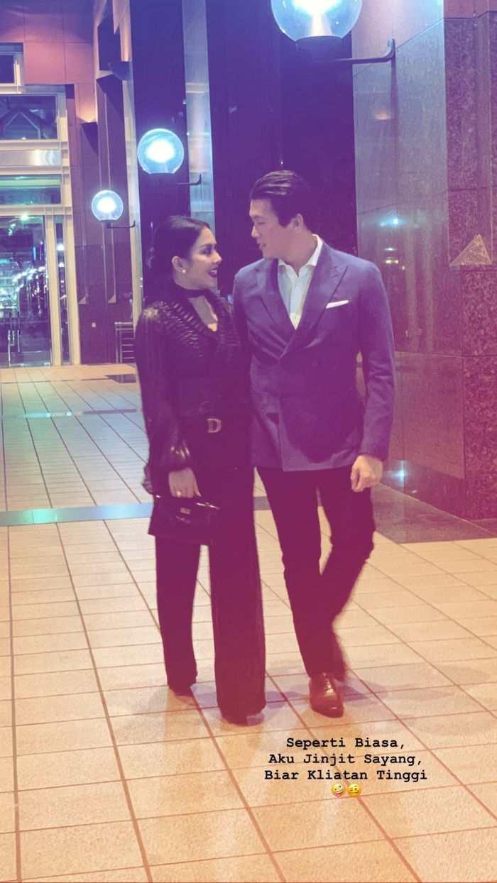 Syahrini harus jinjit agar kelihatan tinggi saat berfoto bersama suami