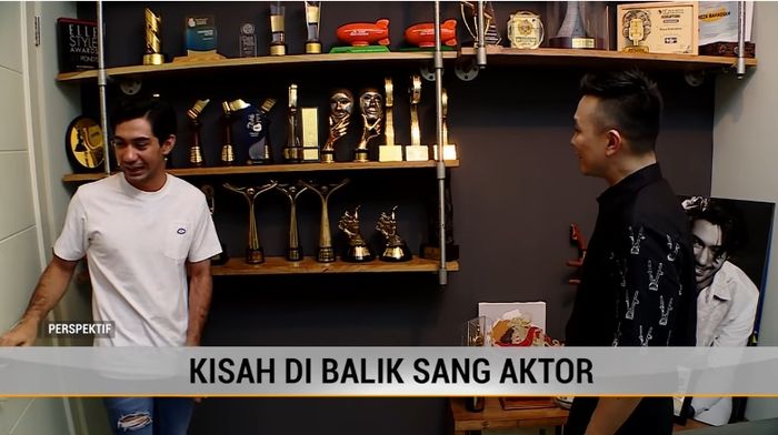 Ruang kerja yang penuh dengan piala penghargaan