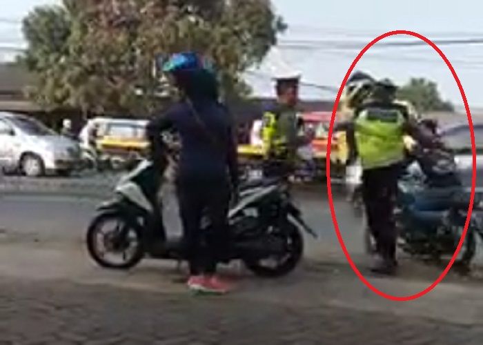 Oknum polisi tendang pemotor RX King sampai terpental di aspal.