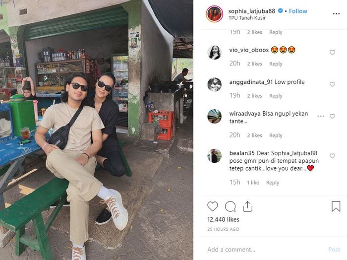 Gaya Sophia Latjuba saat nongkrong di warung bareng Giorgino Abraham