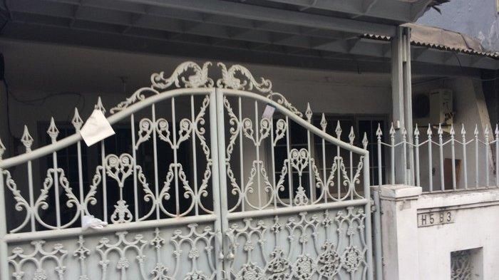 Rumahnya juga tertutup rapat, jadi sedikit orang mengetahui kondisinya.