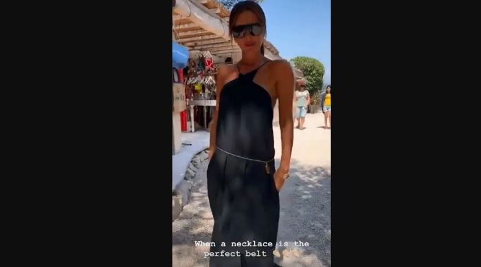 Istri David Beckham, Victoria saat menjadikan kalung emas seharga Rp5 juta sebagai ikat pinggang saat liburan di St Tropez.