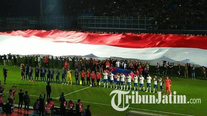 Bendera merah putih raksasa dibentangkan di tengah lapangan Stadion Kanjuruhan Malang, Jawa Timur, jelang laga Arema FC vs PSIS Semarang, Sabtu (31/8/2019) malam. 