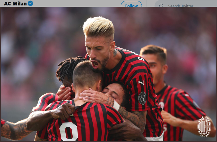 Pemain-pemain AC Milan merayakan gol Hakan Calhanoglu pada laga melawan Brescia, Sabtu (31/8/2019) di San Siro.