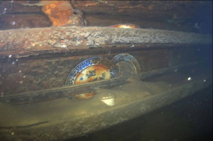 Isi HMS Terror , semuanya tampak sempurna setelah hampir dua abad berada di bawah air.