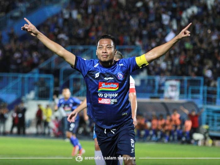 Bek Arema FC, Hamka Hamzah, merayakan gol yang dicetaknya ke gawang PSIS Semarang pada pekan ke-17 Liga 1 2019