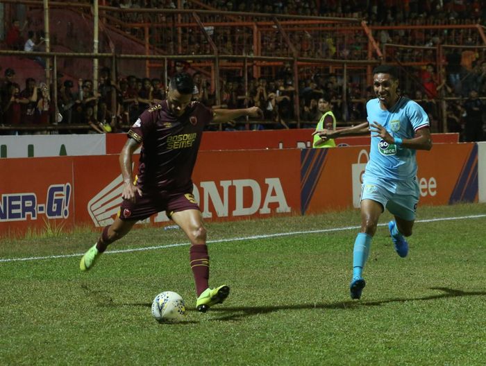 Gelandang PSM Makassar, Raphael Maitimo (kiri) menendang bola pada laga kontra Persela Lamongan di Stadion Mattoangin pada pekan ke-17 Liga 1 2019, Minggu (1/9/2019).