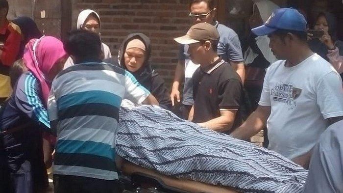 Suherman (35) tega membunuh ayah kandungnya sendiri menggunakan linggis. Suherman melakukan aksi pembunuhannya ayah kandungnya bernama Juminta (65) itu diduga akibat terganggu suara dengkurannya saat sedang tidur. 