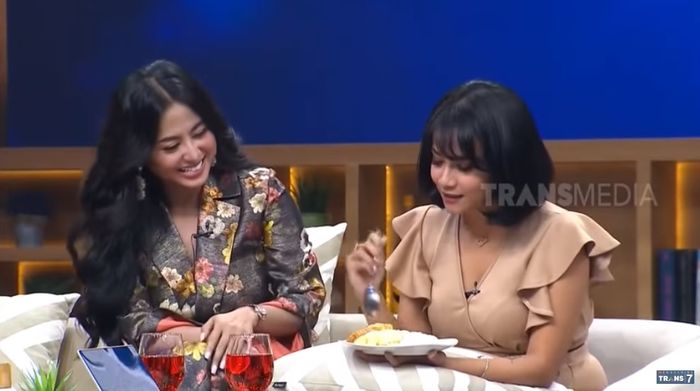 Dewi Perssik dan Vanessa Angel kenang nasi cadong.