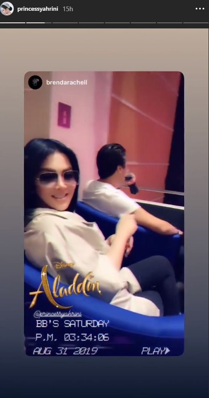 Syahrini nampak menikmati minuman soda