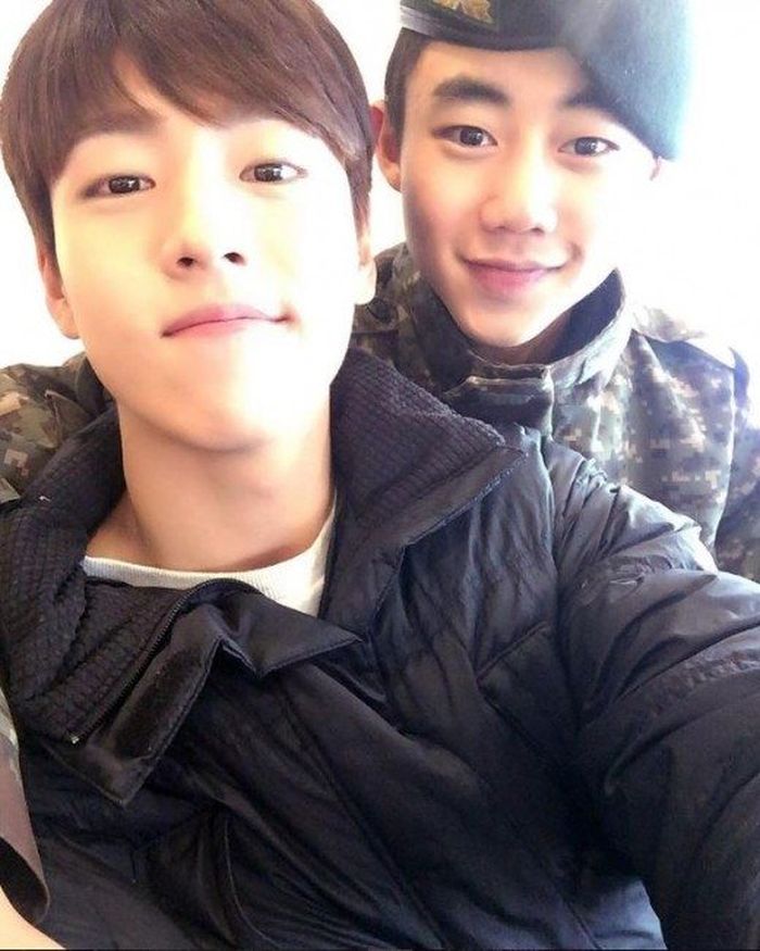Park Ji Min (belakang) bersama temannya berswafoto.