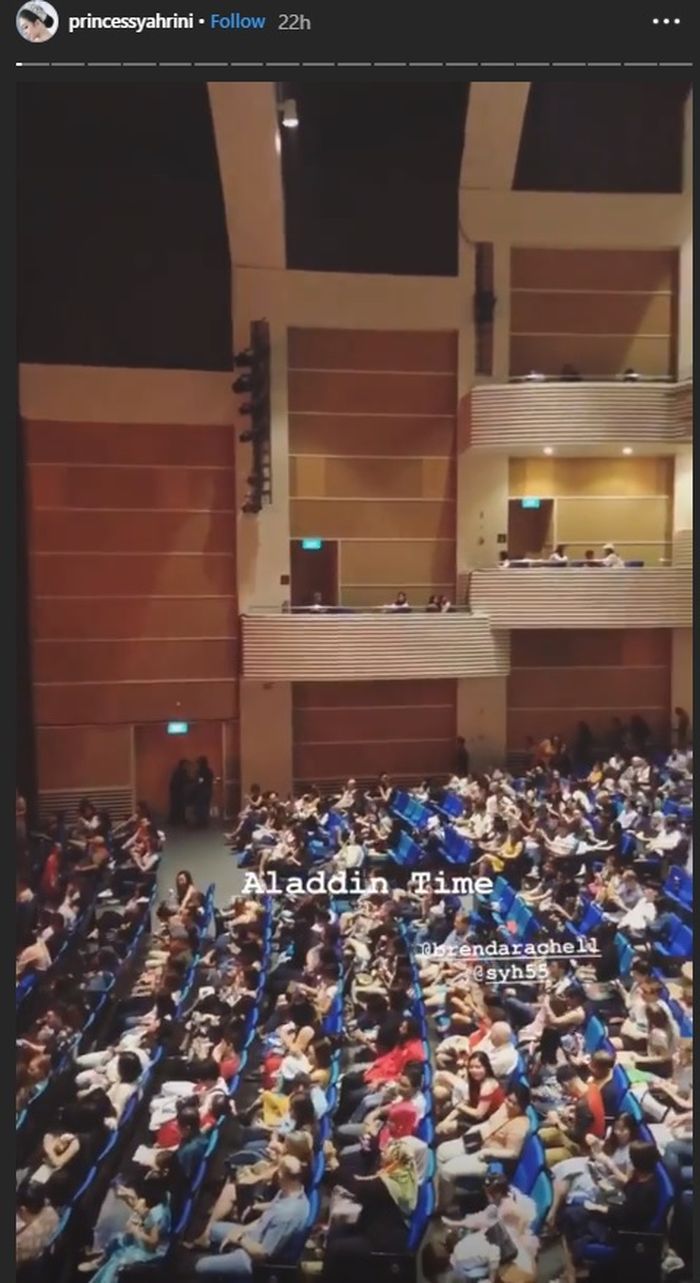 Syahrini mengabadikan momen saat menonton drama musikal Aladdin di Singapura