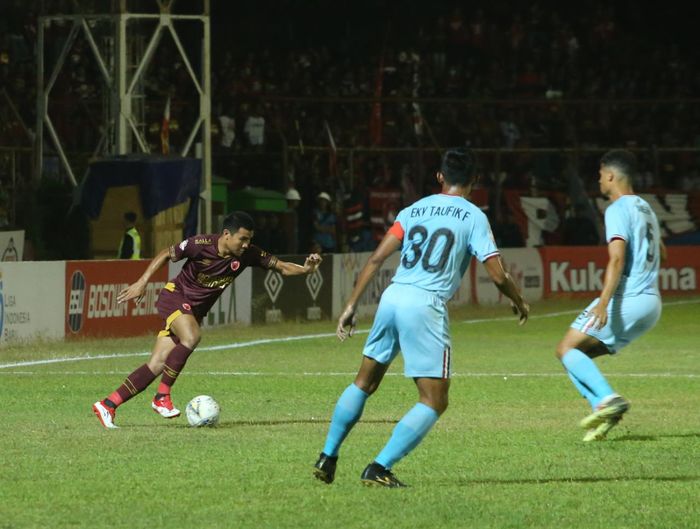 Bek PSM Makassar, Asnawi Mangkualam Bahar (kiri) berduel dengan bek Persela Lamongan, Mawouna Amevor (kanan) dan Eky Taufik (tengah) pada laga pekan ke-17 Liga 1 2019 di Stadion Mattoangin, Minggu (1/9/2019).