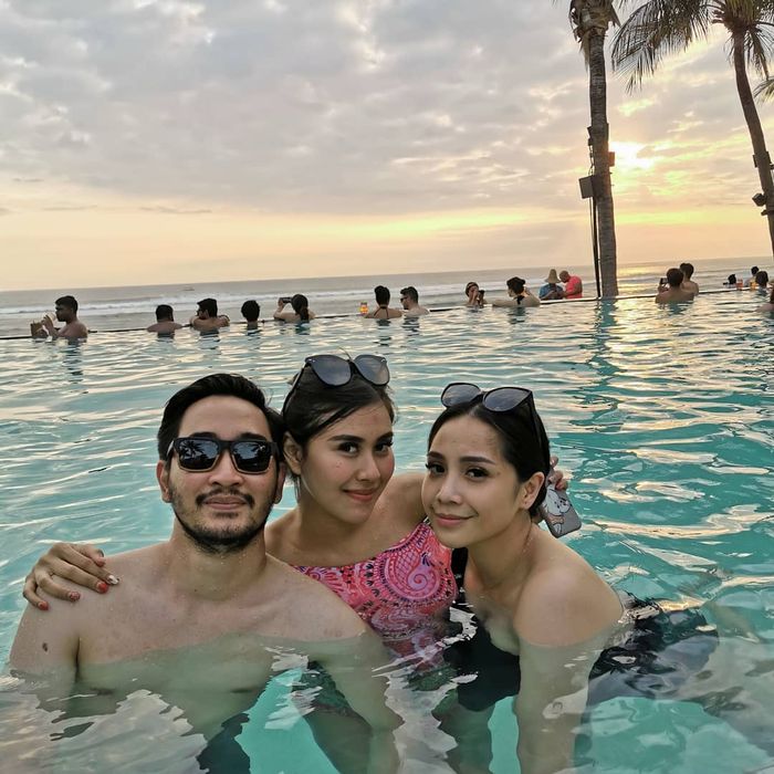 Penampilan seksi Nagita Slavina yang curi perhatian pakai baju renang saat liburan di Bali