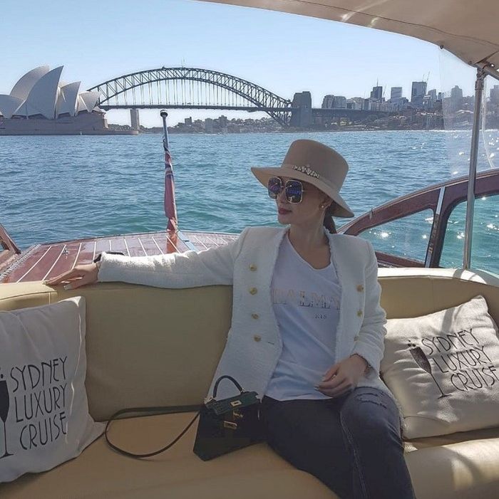 Potret Zaskia Gotik saat liburan di Sydney, Australia naik kapal pesiar
 