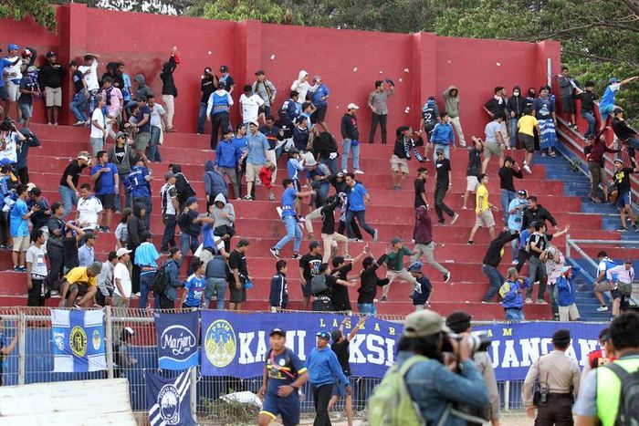 Suporter Persik Kediri dan PSIM Yogyakarta bentrok di menit akhir pertandigan Liga 2 2019 wilayah timur yang berakhir dengan skor 2-0 di Stadion Brawijaya Kediri, Jawa Timur, Senin (02/09/2019) sore.