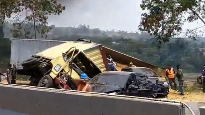 Kecelakaan Beruntun 21 Kendaraan Terjadi di Tol Cipularang