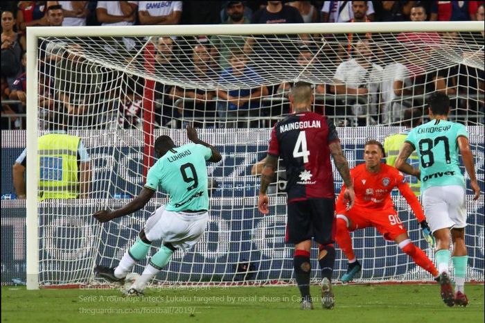 Romelu Lukaku mencetak gol Inter Milan lewat tembakan penalti.