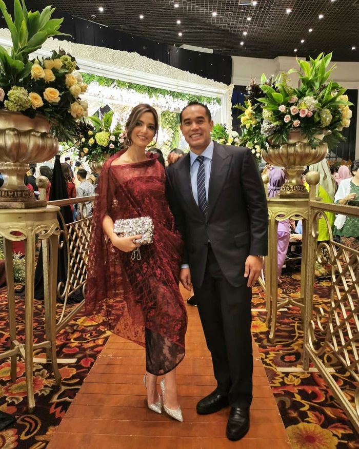 Tampilan Nia Ramadhani saat maraton kondangan bersama suami