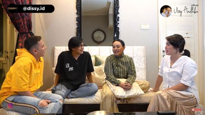Ussy Sulistiawaty-Andhika Pratama ketika mengajak berbincangan pasangan musisi Armand Maulana-Dewi Gita