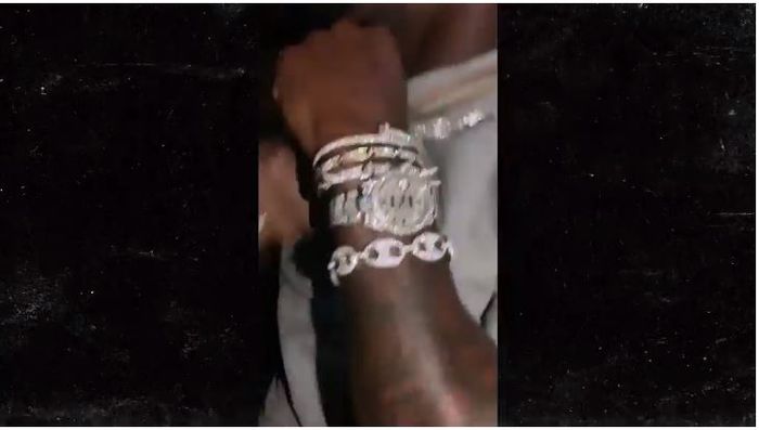 Perhiasan di tangan bintang NFL, Le'Veon Bell.