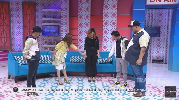 Penampilan Inul Daratista berbalut outfit branded dari ujung kaki ke ujung kepala saat hadir di acara Brownis Trans TV