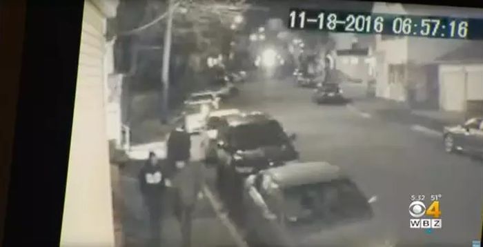 CCTV memperlihatkan kedua remaja itu