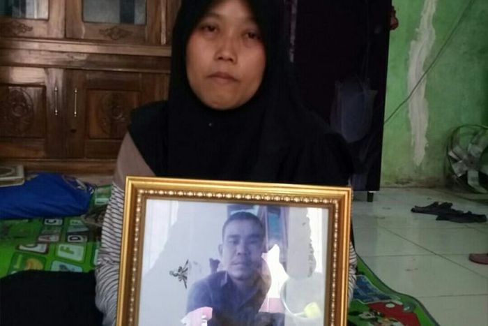 Ratna (34) saat menunjukkan foto sang suami, Iwan (34), yang turut menjadi korban tewas dalam kecelakaan Tol Cipularang, Senin (2/9/2019).