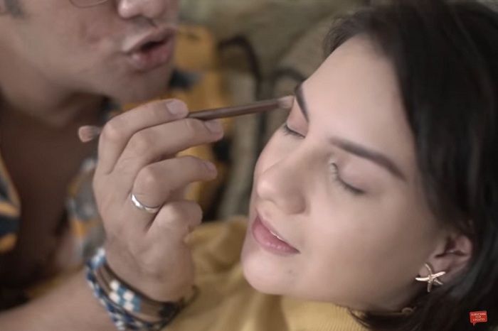 Ammar Zoni luwes gunakan alat makeup, mulai dari pensil alis hingga blush on.
