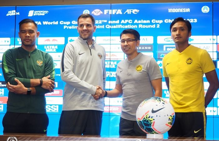 Pelatih Timnas Indonesia Simon McMenemy (kedua dari kiri) bersalaman dengan Pelatih Timnas Malaysia Tan Cheng Hoe dalam konferensi pers di Jakarta, Rabu (4/9/2019).