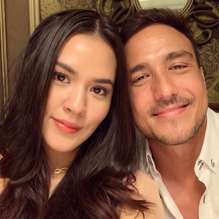 Raisa dan Hamish kompak tersenyum ke arah kamera