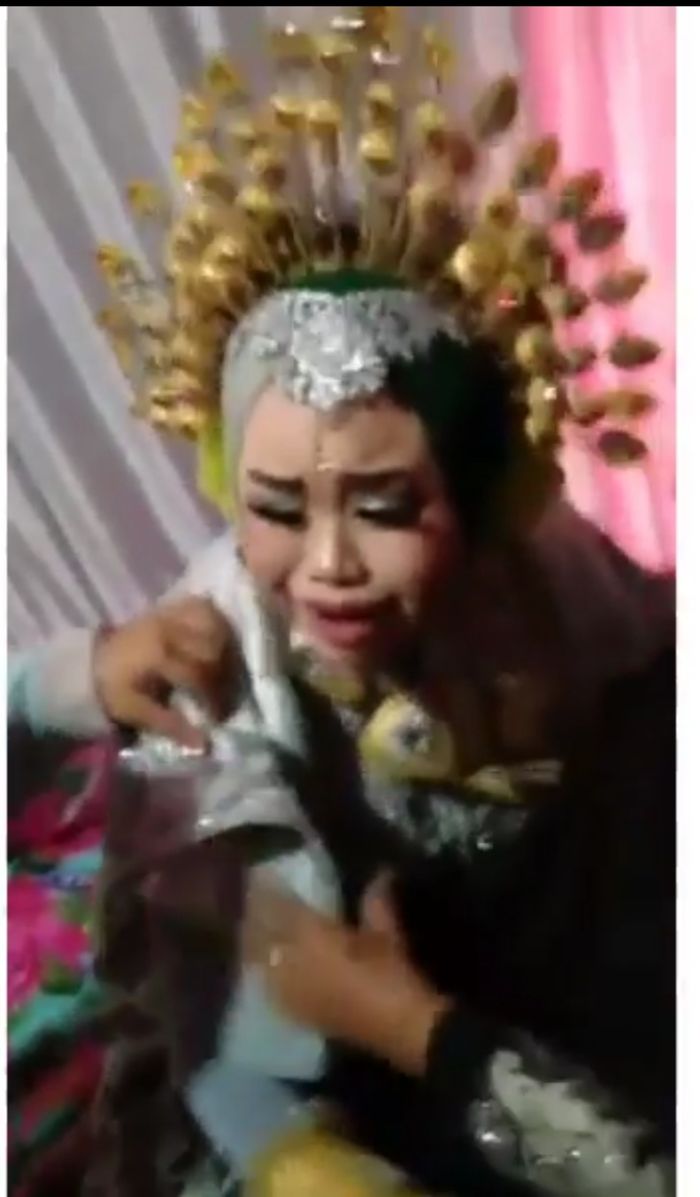 Mempelai wanita menangis melihat mantan kekasihnya yang menerobos masuk ke kamar pengantin