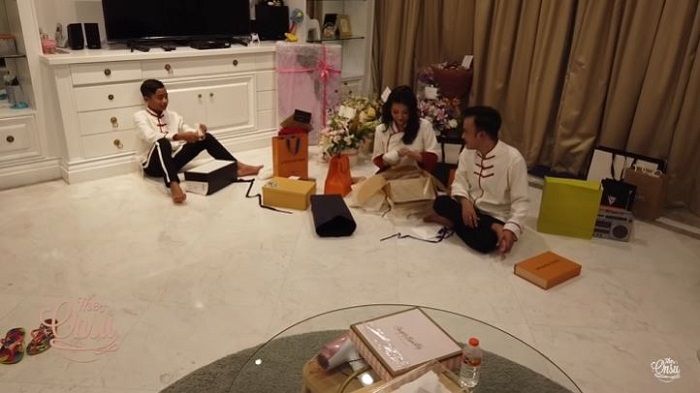Ruben Onsu dan Betrand Peto saat unboxing kado ulang tahun Sarwendah