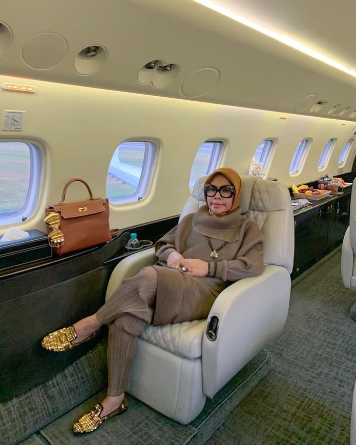 Gaya cetar ibunda Syarhini saat naik pesawat jet pribadi