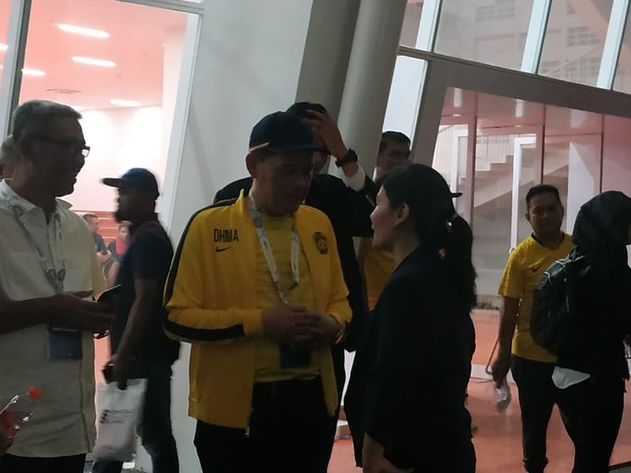 Sekjen PSSI, Ratu Tisha Destria, sedang berbincang usai laga antara timnas Indonesia dan timnas Malaysia dalam Kualifikasi Piala Dunia 2022 Zona Asia di Stadion Utama Gelora Bung Karno, Kamis (5/9/2019).