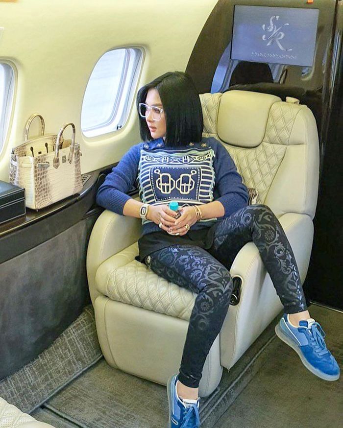 Penampilan Syahrini yang bergaya kasual saat naik jet pribadi