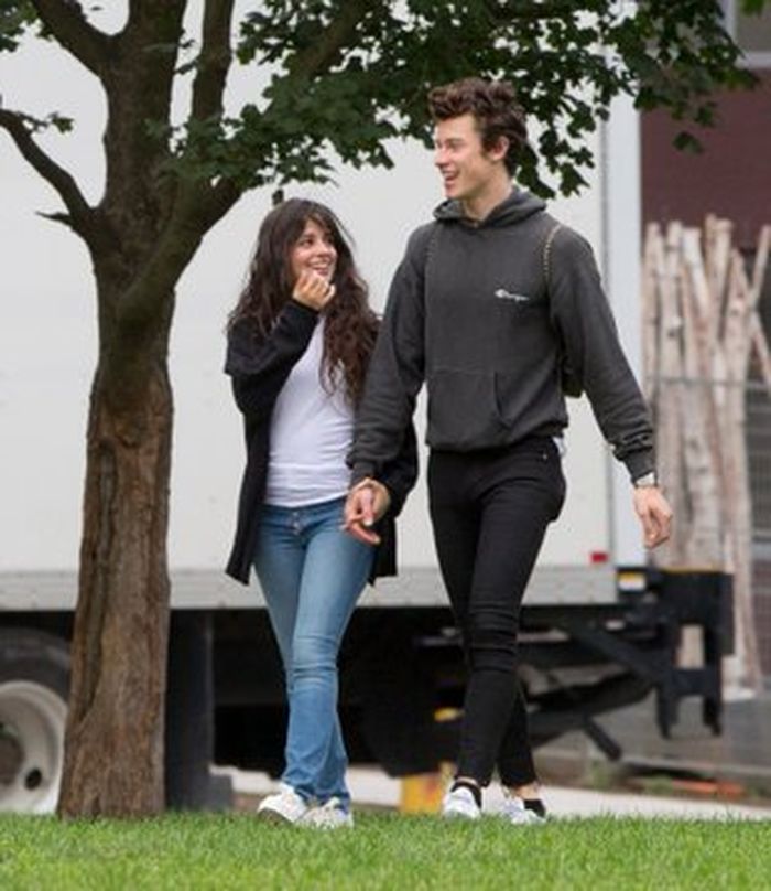 Shawn dan Camila terlihat tengah bergandengan tangan 