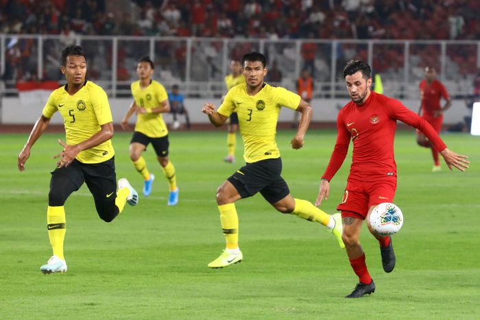 Pemain Timnas Indonesia Stefano Lilipaly berbebut bola dengan pemain Timnas Malaysia pada ajang kualifikasi Piala Dunia Qatar 2022 di Stadion Utama Gelora Bung Karno, Jakarta, Kamis (5/9/2019). TRIBUNNEWS/IRWAN RISMAWAN