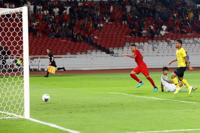 Pemain Timnas Indonesia Alberto Goncalves mencetak gol ke gawang Timnas Malaysia pada ajang kualifikasi Piala Dunia Qatar 2022 di Stadion Utama Gelora Bung Karno, Jakarta, Kamis (5/9/2019).