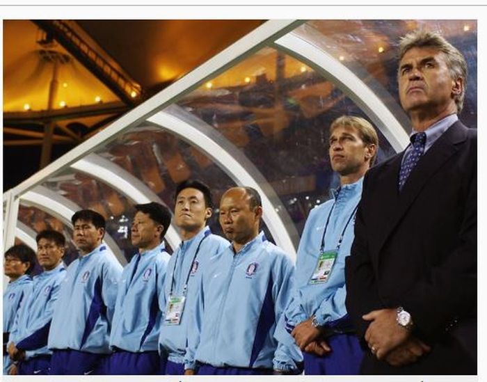 Park Hang-seo (tiga dari kanan) menjadi anggota staf kepelatihan Guus Hiddink (kanan) di Piala Dunia 2002.