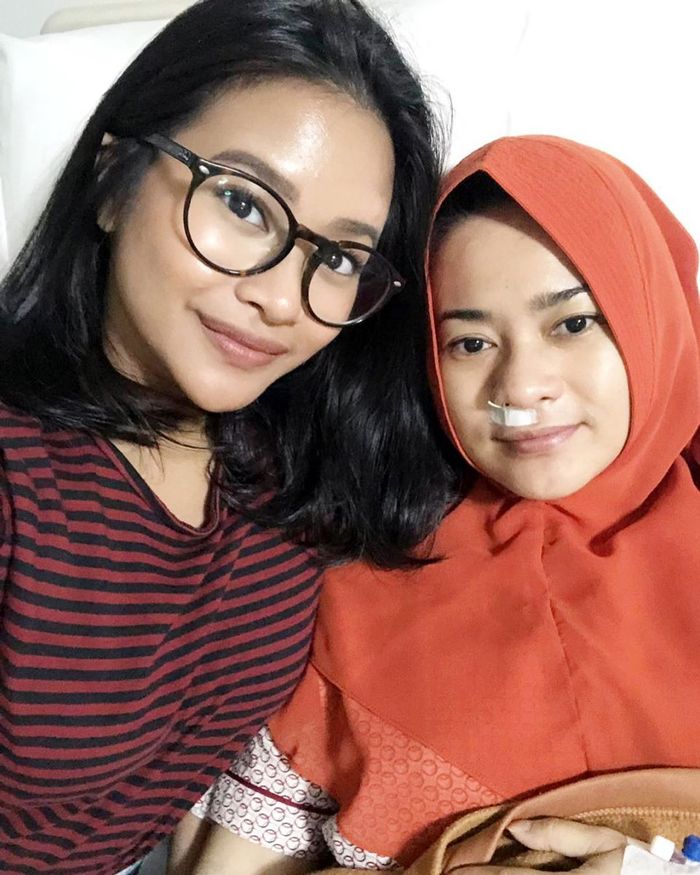 Ikke Nurjanah paska operasi sinusitis, ditemani putrinya yang cantik.