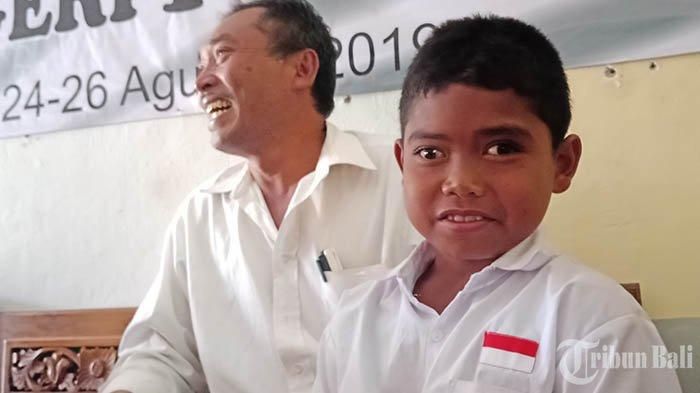 Kepala Sekolah SDN 1 Terunyan, I Nyoman Siem bersama Gede Agus Wardika saat ditemui Rabu (4/9/2019).  