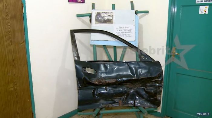 Pintu mobil yang ringsek setelah kecelakaan