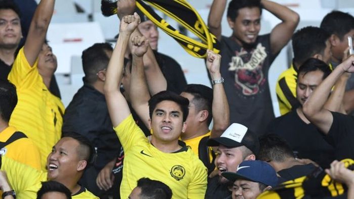 Menpora Malaysia Syed Saddiq Syed Abdul Rahman termasuk dalam suporter Malaysia yang sempat ditahan di dalam stadion GBK, sementara aparat berusaha mengamankan kerusuhan di luar.