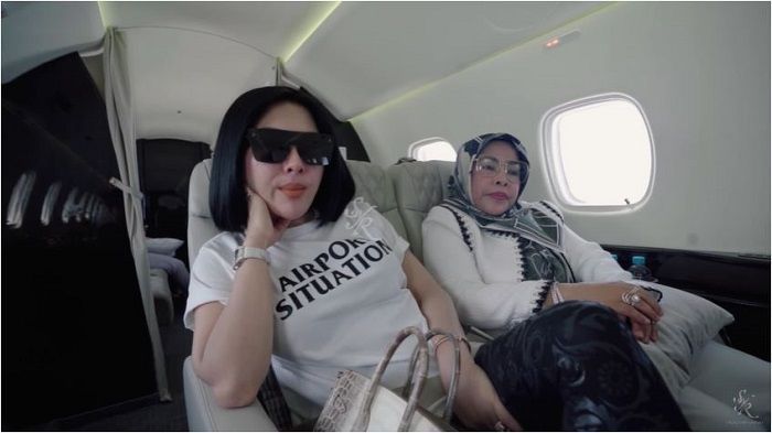 Syahrini dan ibunya saat naik jet pribadi