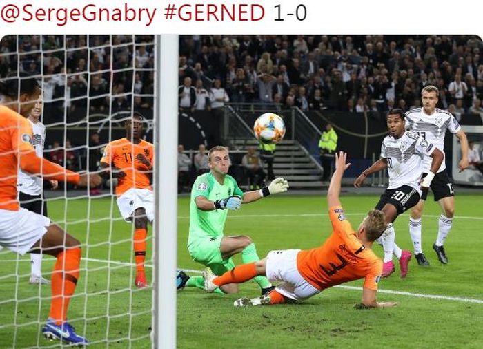 Penyerang timnas Jerman, Serge Gnabry (kedua dari kanan), mencetak gol dalam laga Grup C Kualifikasi Euro 2020 kontra timnas Belanda di Volksparkstadion, Hamburg, Jumat (6/9/2019).