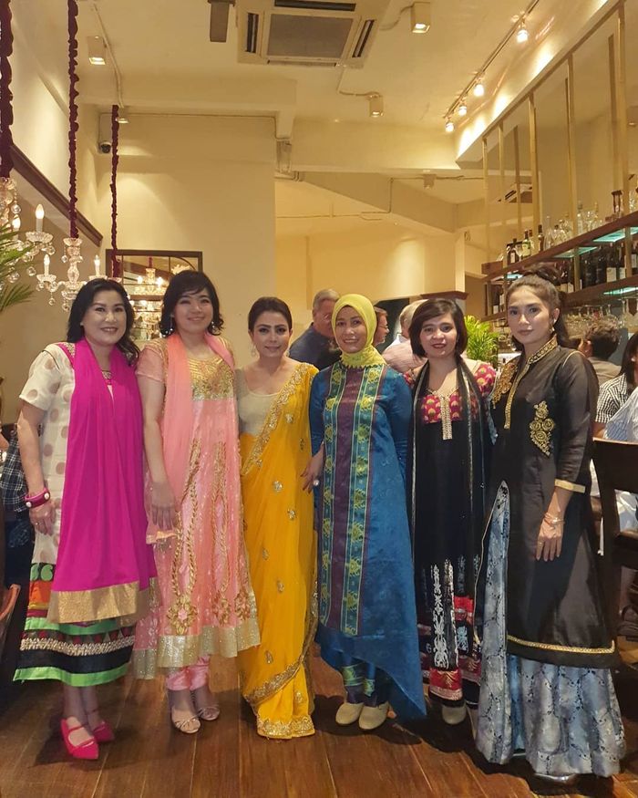 Tampilan cetar Mayangsari pakai baju India
